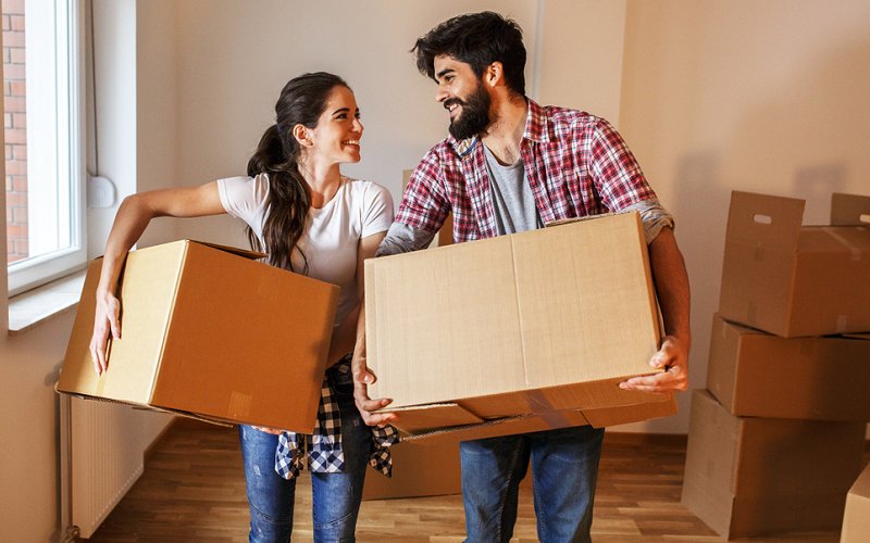 couple-moving-in-a-new-home